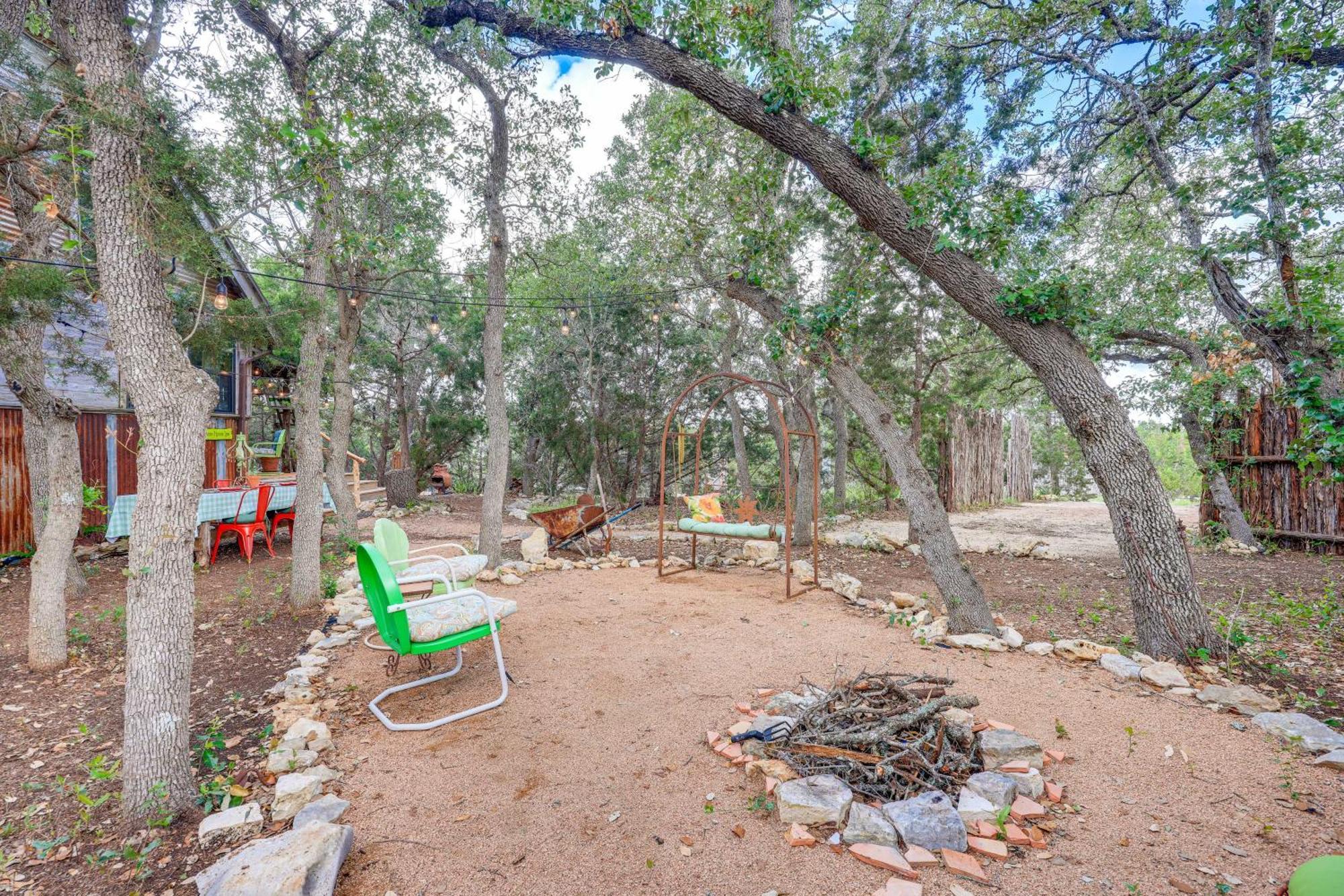 Pet-Friendly Wimberley Cabin With Fire Pit And Hot Tub 外观 照片