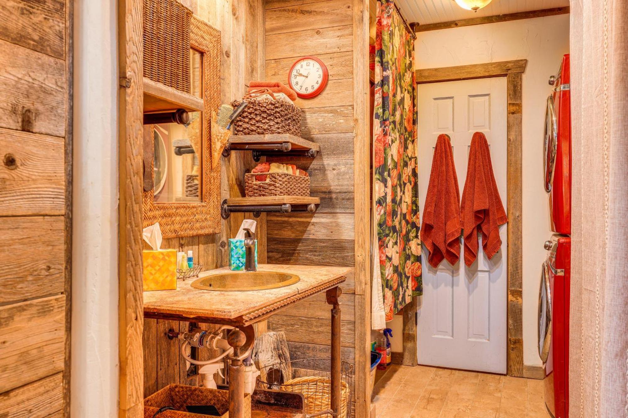 Pet-Friendly Wimberley Cabin With Fire Pit And Hot Tub 外观 照片