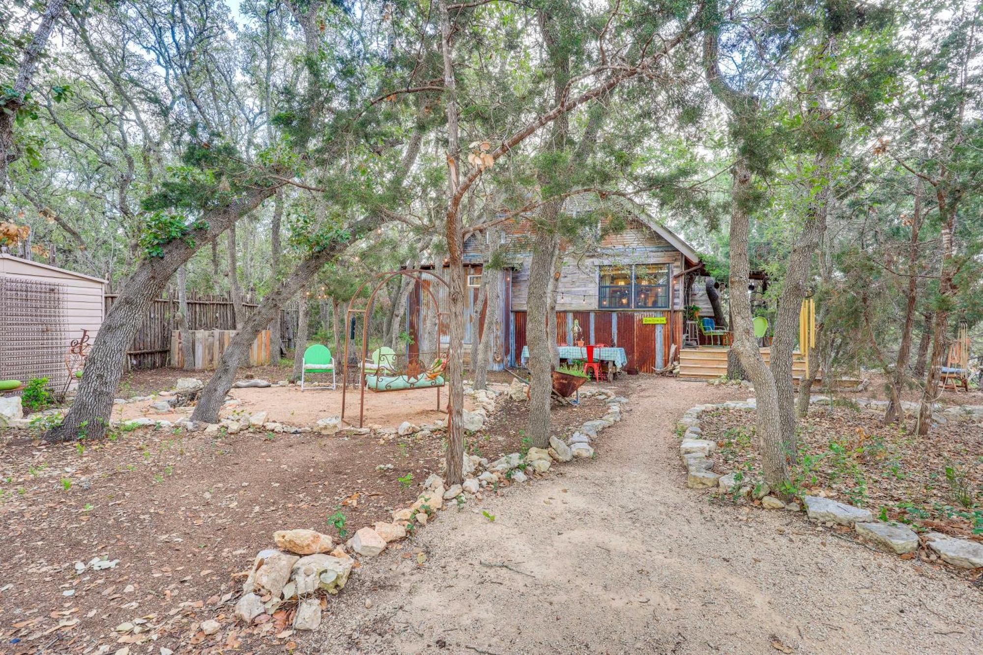 Pet-Friendly Wimberley Cabin With Fire Pit And Hot Tub 外观 照片