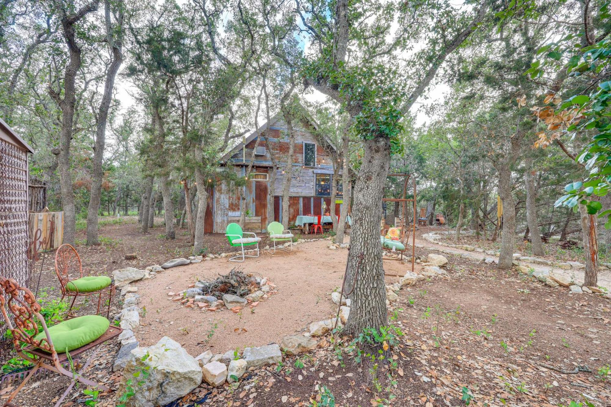 Pet-Friendly Wimberley Cabin With Fire Pit And Hot Tub 外观 照片