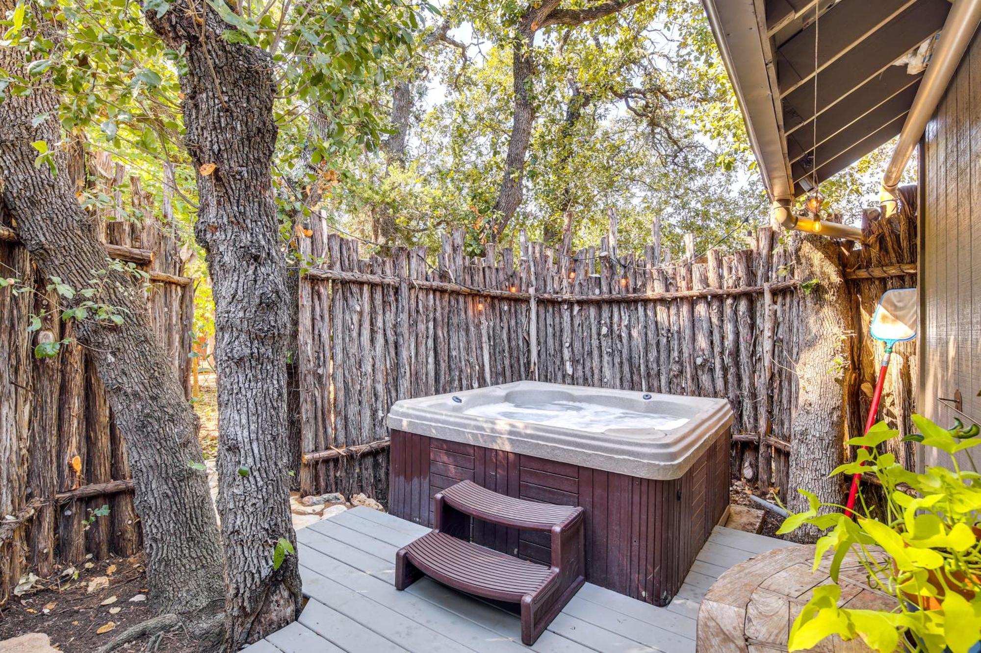 Pet-Friendly Wimberley Cabin With Fire Pit And Hot Tub 外观 照片